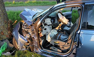 Aus bisher unbekannten Gründen kam der Fahrer des Wagens von der Straße ab und kollidierte mit einem Baum.Foto: - Polizei Minden-Lübbecke