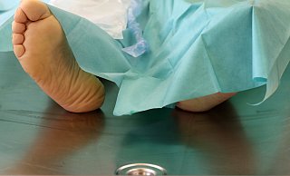 Ein Verstorbener auf einem Metalltisch: Die Anatomie der Universität Bielefeld ist für die Ausbildung von Ärztinnen und Ärzten auf Körperspenden angewiesen. - picture alliance/dpa