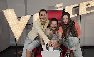 Alessio Loriga, hier neben Pauline Steinbrecher (l.) und Yvonne Rüller (r.), kehrt nach zehn Jahren zurück zu „The Voice of Germany“ – als Jury-Mitglied. - ProSiebenSat.1 Media