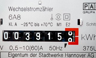 Ein Wechselstromzähler zeigt den aktuellen Zählerstand für den Stromverbrauch in Kilowattstunden an. - Hauke-Christian Dittrich/dpa