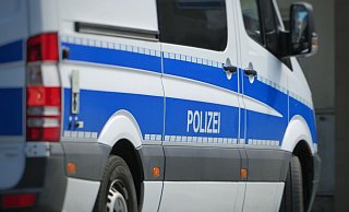 Die Polizei fahndet nach vier Männern, die auf einen Mann eingetreten und eingeschlagen haben sollen. - Symbolbild: Pixabay