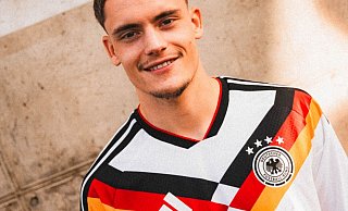Spielmacher im neuen Trikot: Florian Wirtz. - -/Adidas/dpa