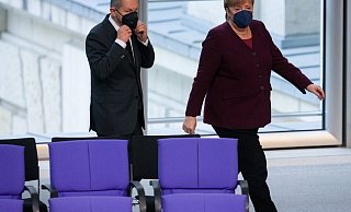 Angela Merkel und Olaf Scholz zu Beginn der Bundestagsitzung. - Foto: Kay Nietfeld/dpa