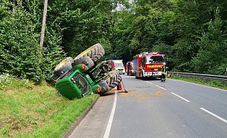 Die Landmaschine stürzte um und rutschte in den Straßengraben. - Feuerwehr Bad Wünnenberg
