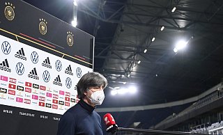 Musste nach der DFB-Blamage gegen Nordmazedonien einige Fragen beantworten: Bundestrainer Joachim Löw. - Foto: Federico Gambarini/dpa