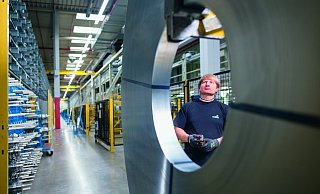 Blick in die Produktion bei Hettich: Auch mittelständische Firmen der Region machen beim Spitzencluster weiter mit. - It's OWL