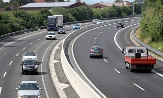 Auf der A30 bei Melle landete eine volle Plastikflasche. - Frank-Michael Kiel-Steinkamp