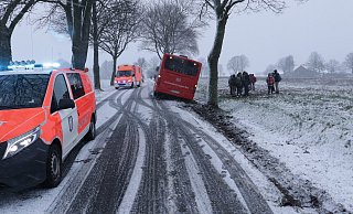 Der Schulbus kam rechts in einem Graben zum Stehen, nachdem er einen Baum touchiert hatte. Während des Unfalls herrschte Schneefall. - Polizei Paderborn