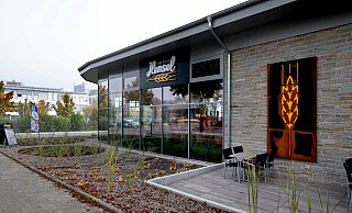 Das Backhaus am Westring hat eine große Glasfront zur Straße und zum Nachbargrundstück. - Frank-Michael Kiel-Steinkamp