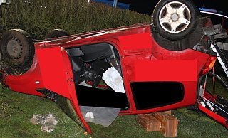 Der Renault kam in einem Vorgarten zum Stillstand. - Polizei Minden-Lübbecke