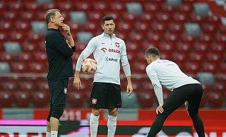 Polens Arkadiusz Milik (r-l) Robert Lewandowski und ein polnisches Teammitglied unterhalten sich beim Abschlusstraining im Nationalstadion. - Christian Charisius/dpa