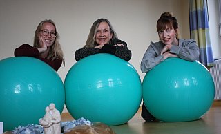 Die Hebammen Jule Schuld (l.) und Laura Scherra (r.) verstärken Erika Bänsch (Mitte) ab November in ihrer Hebammenpraxis an der Brunnenallee. - Anne Neul
