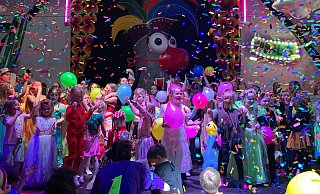 Megastimmung beim großen Finale: Mit Gesang, Luftballons und Konfetti gab es für die kleinen Jecken im Saal kein Halten mehr. - Alexandra Stratmeier Megastimmung beim großen Finale: Mit Gesang, Luftballons und Konfetti gab es für die kleinen Jecken im Saal kein Halten mehr. - Alexandra Stratmeier