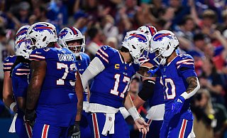Quarterback Josh Allen (Mitte) führte die Bills zum dritten Sieg im dritten Saisonspiel. - Adrian Kraus/AP/dpa