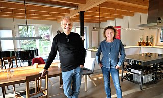 Die Lampen mit LED-Technik haben Christel und Thomas Spooren aus Gütersloh selbst entworfen. Seit fast neun Jahren bewohnen sie das Gebäude auf Jückemöllers Hof in Steinhagen. - Andreas Frücht