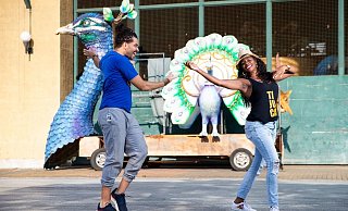 Zeremonienmeister Phelipe Lemos und Fahnenträgerin Denadir Garcia vor dem Schuppen der Sambaschule "Unidos da Tijuca". - Foto: Fernando Souza/dpa
