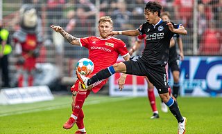 Andreas Voglsammer (l.) spielte von Beginn an – unter anderem gegen seinen Ex-Teamkollegen Masaya Okugawa. - picture alliance/dpa
