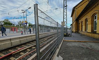 Dieser Zaun direkt vor dem ockerfarbenen Bahnhofsgebäude von 1892 soll künftig verhindern, dass Menschen die lebensgefährliche Abkürzung über die Gleise zum Bahnsteig 1/2 nehmen. - Susanne Lahr