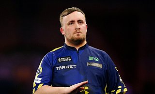 Luke Littler verpasste eine Turnier-Anmeldung wegen einer Vollsperrung nach einem Unfall. (Archivbild) - Zac Goodwin/PA Wire/dpa