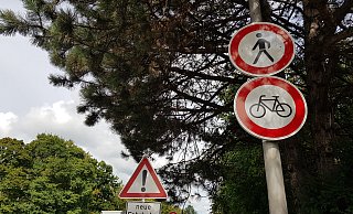 Freie Fahrt gibt es wieder auf der Kreuzung B239/B65 in Lübbecke, hier in Blickrichtung Espelkamp. Verkehrsschilder machen darauf aufmerksam, dass die Fahrbahn neu ist und ein Verbot für Fußgänger und Radfahrer besteht. - Heike von Schulz