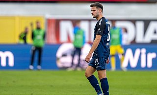 Marcel Hoffmeier schleicht nach seinem Platzverweis bedröppelt vom Platz. - dpa