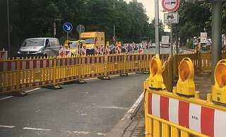 Eine Baustellen-Ampel regelt derzeit den Verkehr auf der B61 in Ummel.  - Andreas Frücht