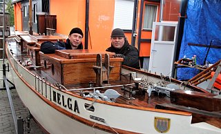 Torsten Wittenberg (r.) und Uwe Fleer verbringen zurzeit viele gemeinsame Stunden mit ihrer Helga. Fleer hat fürs Bild schon mal im Boot Platz genommen. Allzu viel Platz ist hier nicht. - Meiko Haselhorst