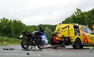 Der 46-jährige Motorradfahrer wurde bei dem Unfall im Kreis Gütersloh schwer verletzt. - Paul Brinkmann