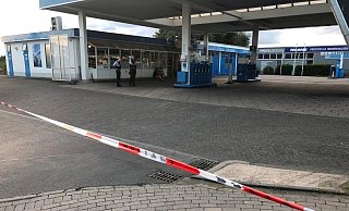 Nach dem Raubüberfall sperrte die Polizei das Tankstellengelände ab - Claus Frickemeier