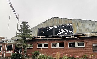 Wenige Tage nach dem verheerenden Brand wird deutlich, dass die eigentliche Tennishalle wohl nicht mehr zu retten ist. - Susanne Barth