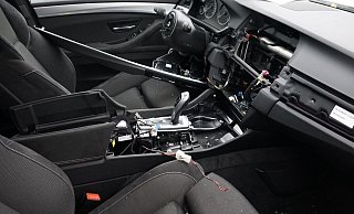 Das Archivbild der Polizei zeigt einen BMW aus dem die Ersatzteile gestohlen wurden. - Polizei Minden-Lübbecke