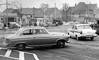 Rennplatz: Ein Borgward und ein Ford Taunus 17 M biegen in die Johannisstraße ein. - Frank-Michael Kiel-Steinkamp