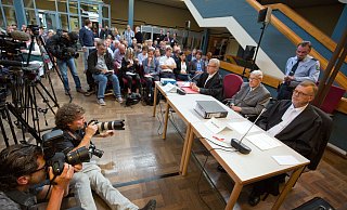 Im Fokus der Medien: Der Angeklagte Reinhold Hanning und Andreas R. Scharmer, einer seiner beiden Verteidiger. - Oliver Krato