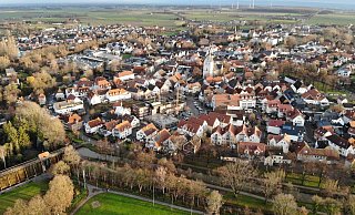 Das Luftbild der Salzkottener Innenstadt zeigt in der Mitte den markanten Kirchturm der katholischen Pfarrkirche St. Johannes Baptist und unterhalb den Rathausplatz mit dem in Umbau befindlichen Sitz der Stadtverwaltung. - Jens Reddeker