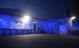 Durch das Dach dieser Lagerhalle fiel der Junge etwa fünf Meter auf den Boden. - Florian Weyand