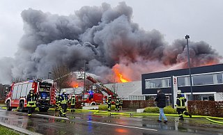 Entscheidend für die rasante Brandentwicklung waren aus Sicht der Einsatzleitung der starke Wind und der Ausbruch des Feuers in der Mitte des Gebäudeensembles. - Birgit Vredenburg
