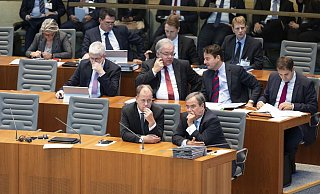 Auch auf der Regierungsbank im Düsseldorfer Landtag und die Reihen dahinter sind Frauen in der Unterzahl. - imago images / Ralph Sondermann