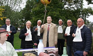 Ein Prosit auf Pollhans: Zur Erinnerung an das Volksfest stoßen an Ferdi Müller (v. l.), Ulrich Suermann, Friedrich Dransfeld, Manfred Schellert, Heinz Tromberns und Hans Hano. - Knut Dinter