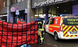 Mit einer Decke wurden Gaffer und Schaulustige die Sicht auf die Rettungsmaßnahmen versperrt. - Wolfgang Rudolf
