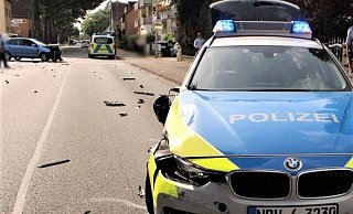 Der Streifenwagen wurde bei der Kollision stark beschädigt. - Polizei Paderborn