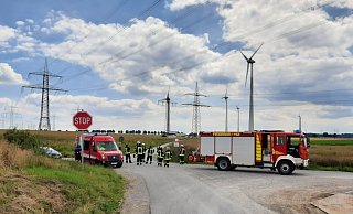 Wegen Stromschlaggefahr wurde die Unfallstelle weiträumig abgesperrt. - Freiwillige Feuerwehr der Stadt Marsberg