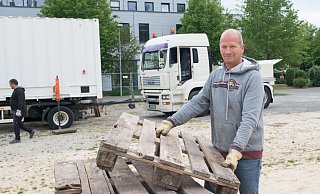 Beach-Club-Betreiber Frank Berghaus legt selbst mit Hand an. Ziel ist es, den beliebten Sommertreff Ende Mai oder Anfang Juni eröffnen zu können. - Ralf Bittner