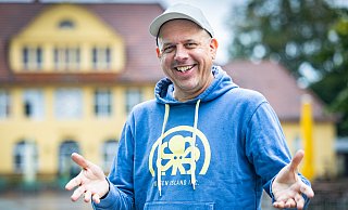 Ralph Ruthe macht sich warm für seine "Shit happens"-Deutschland-Tour. - Sarah Jonek