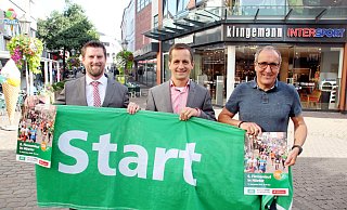 Stehen in den Startlöchern: Die Veranstaltungsvertreter Matthias Wehmhöner (AOK), Jörg Albers (Sparkasse) und Friedhelm Michels (Mode- und Sporthaus Klingemann) präsentieren den 6. Höxteraner Firmenlauf. - Burkhard Battran