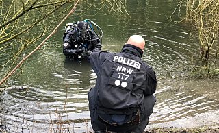 Die Polizei sucht den Senior im Bergsee. - Stefanie Dullweber