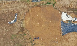 Deutlich zu sehen ist auf diesem Drohnenfoto die Kreisförmige Spur des Kreisgrabens, des allerletzten Restes eines jungsteinzeitlichen Grabhügels. - LWL-Archäologie/S. Gai Deutlich zu sehen ist auf diesem Drohnenfoto die Kreisförmige Spur des Kreisgrabens, des allerletzten Restes eines jungsteinzeitlichen Grabhügels. - LWL-Archäologie/S. Gai