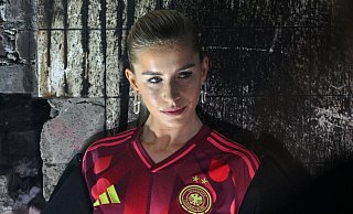 Auch Influencerin Caro Daur zeigte sich schon in dem neuen Trikot. (Archivbild) - Jens Kalaene/dpa