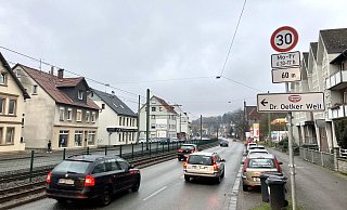 Weil das Tempo-30-Schild (hinten) von Lkws verdeckt werden könnte, wird das Tempolimit nun 60 Meter vorher schon angekündigt. - Jens Reichenbach