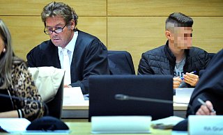 Der Gütersloher Rechtsanwalt Martin Rother (l.) mit einem der neun Angeklagten, die wegen einer mutmaßlichen Gruppenvergewaltigung in Bielefeld vor Gericht stehen. - Andreas Frücht