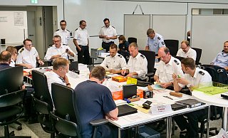 Konzentriert: Führungskräfte der Feuerwehren im Kreis Paderborn üben  in Münster die Zusammenarbeit bei Großschadenslagen. - Ralph Meyer